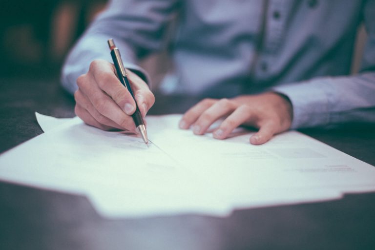 Firmando una póliza de vida