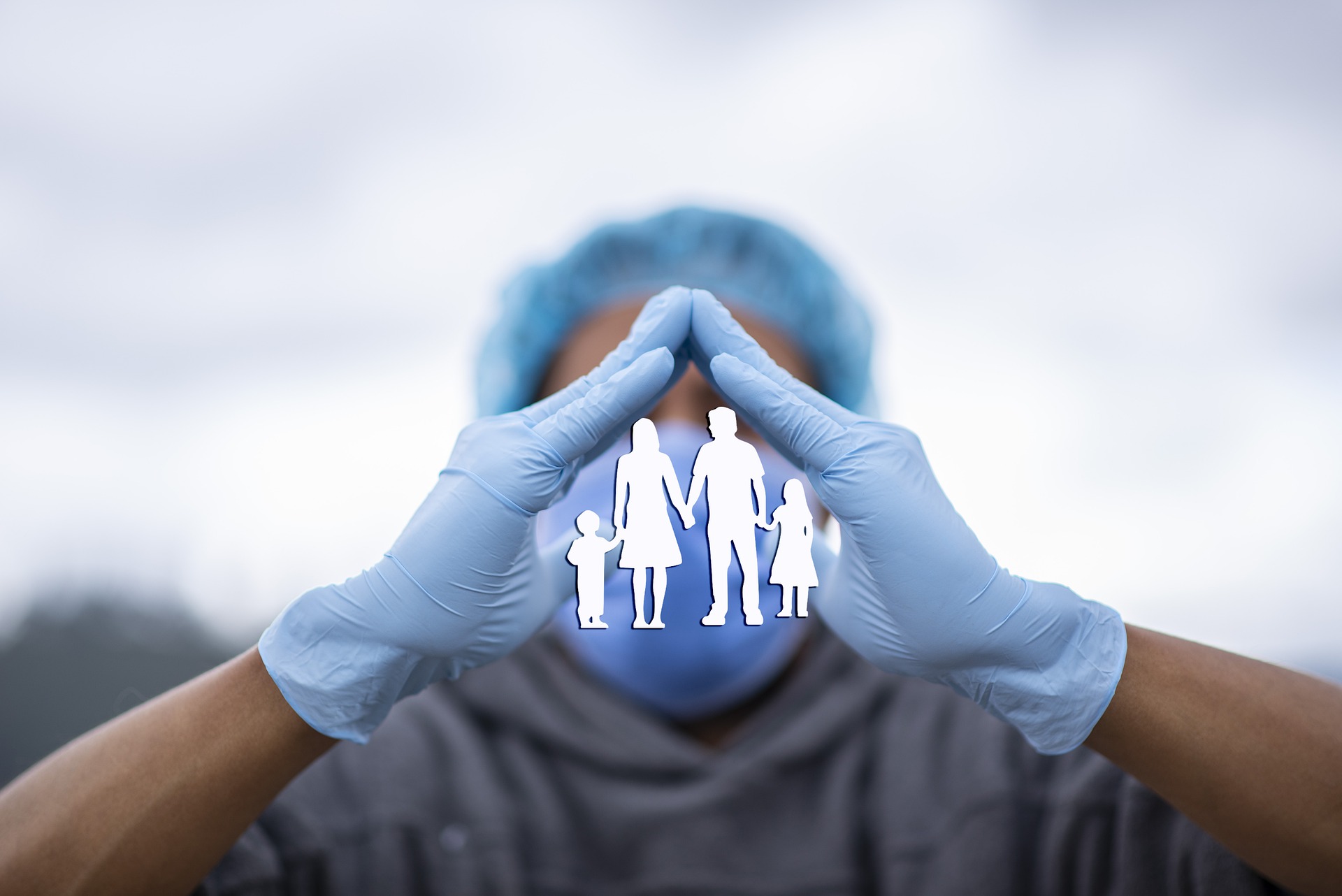 Enfermera protegiendo una familia